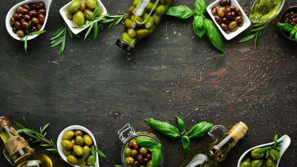橄榄油 香料和草药在Rustic的背景 顶部视图 文本的可用空间 — 图库照片