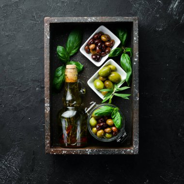 Zeytin Siyah taş arka plan üzerinde renkli zeytin seti. Üst te. Metniniz için boş alan.