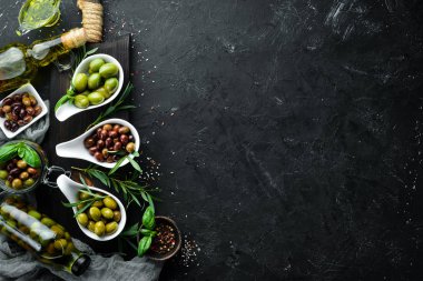 Zeytin Siyah taş arka plan üzerinde renkli zeytin seti. Üst te. Metniniz için boş alan.