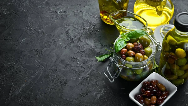Olive Set Olive Colorate Fondo Pietra Nera Vista Dall Alto — Foto Stock