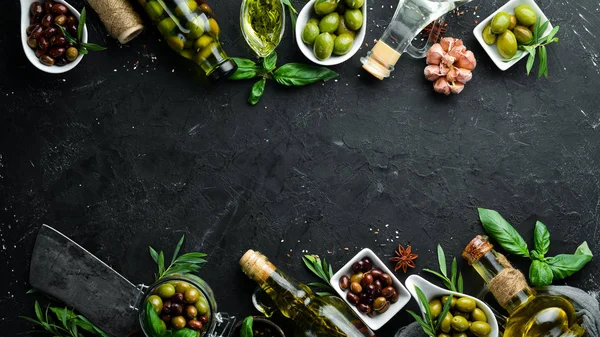黑石背景上的橄榄油 橄榄和香料 顶部视图 文本的可用空间 — 图库照片