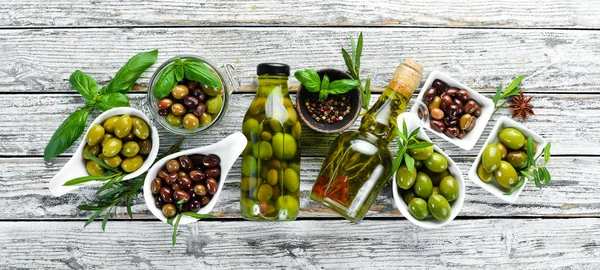 Olivenöl Und Oliven Auf Weißem Holzgrund Ansicht Von Oben Freiraum — Stockfoto