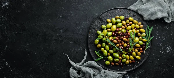 Bir Kapta Zeytin Zeytinyağı Baharat Otlar Üst Metniniz Için Boş — Stok fotoğraf