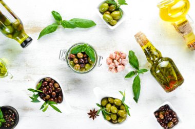 Beyaz ahşap bir arka planda zeytin seti. Üst görünüm. Metniniz için boş alan.