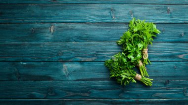 Tahta bir arka plan da taze maydanoz. Üst te. Metniniz için boş alan.