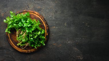 Tahta bir arka plan da taze maydanoz. Üst te. Metniniz için boş alan.