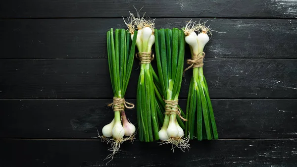 木製のテーブルの上にネギ 新鮮な野菜トップビュー テキストの空き領域 — ストック写真