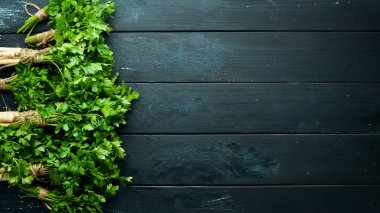 Ahşap bir arka planda kök maydanoz. Üst görünüm. Metniniz için boş alan.