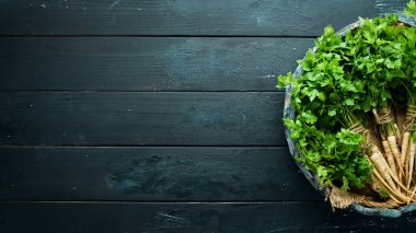 Ahşap bir arka planda kök maydanoz. Üst görünüm. Metniniz için boş alan.