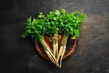 Ahşap bir arka planda kök maydanoz. Üst görünüm. Metniniz için boş alan.