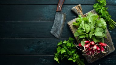Tahta bir masada taze turp. Taze sebzeler. Üst te. Metin için boş alan.