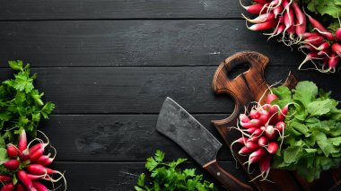 Tahta bir masada taze turp. Taze sebzeler. Üst te. Metin için boş alan.