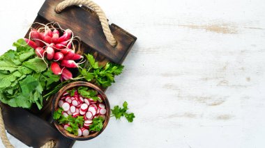 Ahşap Masa üzerinde dilimlenmiş turplar. Taze sebzeler. Üst te. Metin için boş alan.