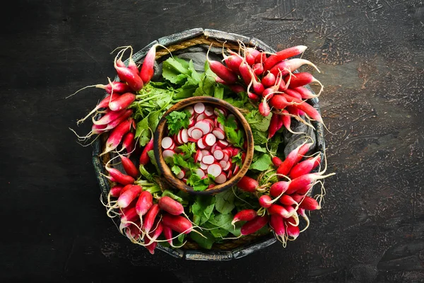Rabanete Vermelho Numa Caixa Madeira Legumes Frescos Vista Superior — Fotografia de Stock