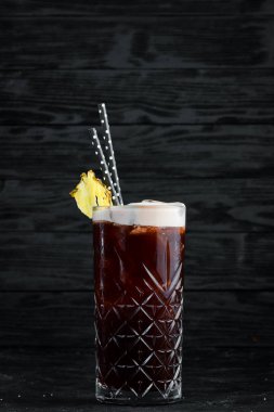 Küba Libre veya güçlü içecekler ile uzun ada buzlu çay kokteyli