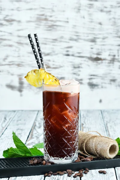 Cuba Libre Oder Long Island Eistee Cocktail Mit Starken Getränken — Stockfoto