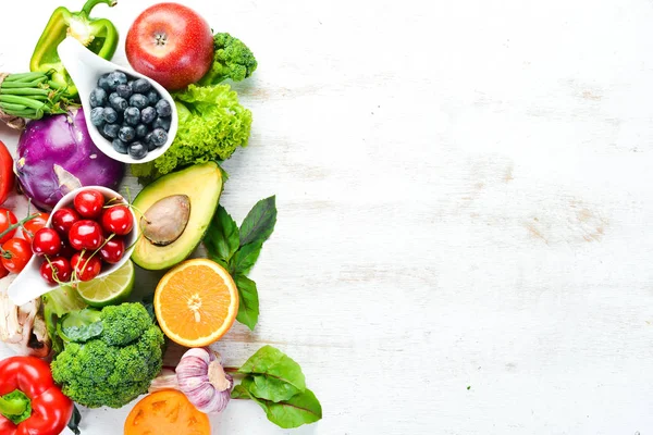 Φρέσκα Φρούτα Και Λαχανικά Λευκό Ξύλινο Φόντο Κορυφαία Προβολή Ελεύθερος — Φωτογραφία Αρχείου