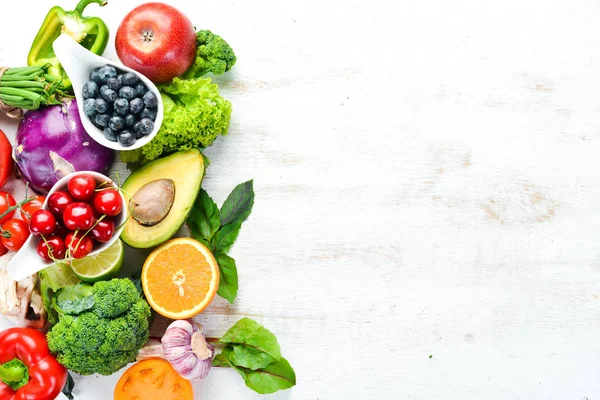 Frutas Verduras Frescas Sobre Fondo Madera Blanca Vista Superior Espacio —  Fotos de Stock