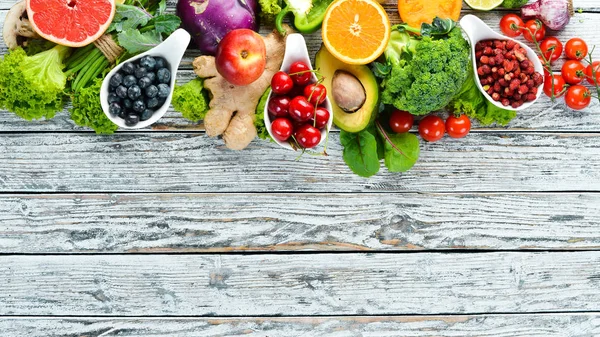 Φρέσκα Φρούτα Και Λαχανικά Λευκό Ξύλινο Φόντο Κορυφαία Προβολή Ελεύθερος — Φωτογραφία Αρχείου