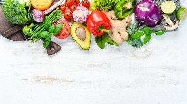 Beyaz arka planda taze çiğ sebzeler ahşap. Üst görünüm. Metniniz için boş alan.