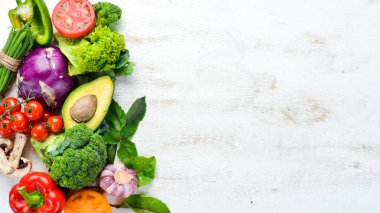 Beyaz arka planda taze çiğ sebzeler ahşap. Üst görünüm. Metniniz için boş alan.