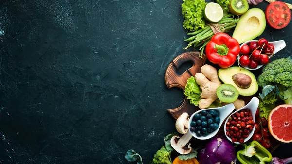 Friss Zöldségek Gyümölcsök Fekete Háttérrel Vitaminok Ásványi Anyagok Felülnézet Szabad — Stock Fotó