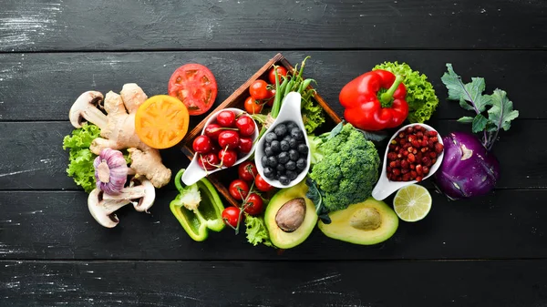 Verduras Frescas Frutas Sobre Fondo Negro Vitaminas Minerales Vista Superior —  Fotos de Stock