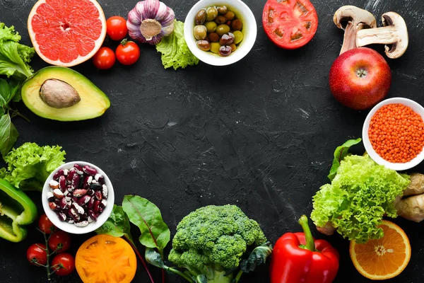 Verduras Frescas Frutas Sobre Fondo Negro Vitaminas Minerales Vista Superior —  Fotos de Stock