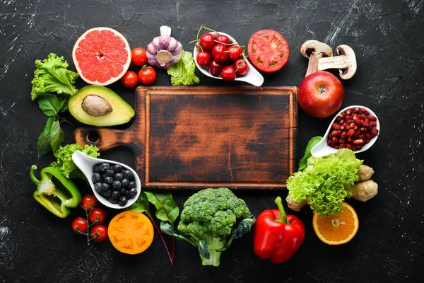 Frisches Gemüse Und Obst Auf Schwarzem Hintergrund Vitamine Und Mineralstoffe — Stockfoto