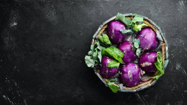 Mor kohlrabi lahanası. Siyah taş bir arka plan üzerinde. Üst te. Metniniz için boş alan.