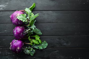 Mor kohlrabi lahanası. Siyah bir arka plan üzerinde. Üst te. Metniniz için boş alan.