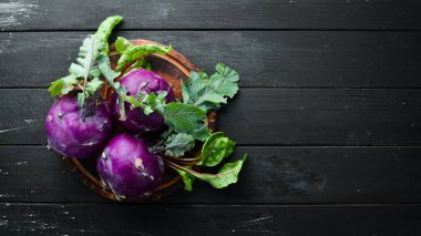 Mor kohlrabi lahanası. Siyah bir arka plan üzerinde. Üst te. Metniniz için boş alan.