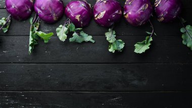 Mor kohlrabi lahanası. Siyah bir arka plan üzerinde. Üst te. Metniniz için boş alan.