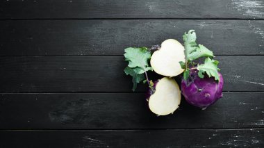 Mor kohlrabi lahanası. Siyah bir arka plan üzerinde. Üst te. Metniniz için boş alan.