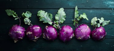 Mor kohlrabi lahanası. Siyah bir arka plan üzerinde. Üst te. Metniniz için boş alan.
