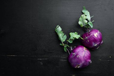 Mor kohlrabi lahanası. Siyah bir arka plan üzerinde. Üst te. Metniniz için boş alan.