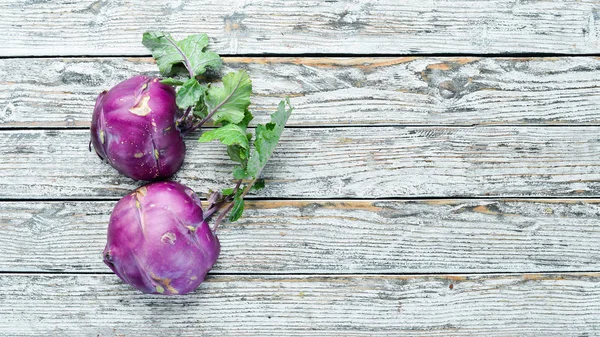 Kålrabbi Med Gröna Blad Trä Bakgrund Översta Vyn Ledigt Utrymme — Stockfoto