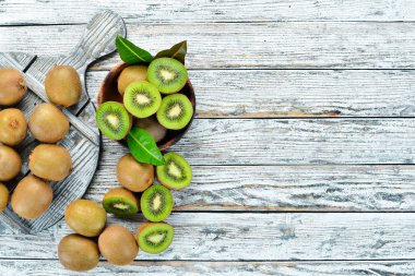 Beyaz ahşap bir masada taze kivi. Rustik tarz. Meyve. Üst te. Metin için boş alan.