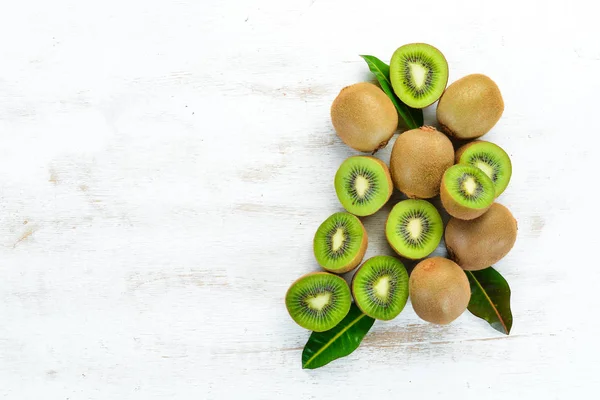 Fräsch Kiwi Ett Vitt Träbord Rustik Stil Frukter Översta Vyn — Stockfoto