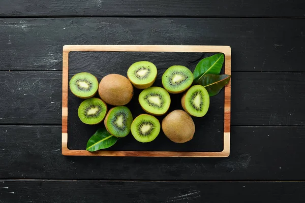 Färska Kiwi Och Gröna Blad Bordet Rustik Stil Frukter Översta — Stockfoto