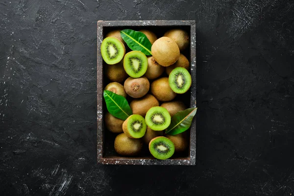 Färska Kiwi Och Gröna Blad Trälåda Den Gamla Bakgrunden Frukter — Stockfoto