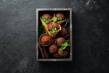 Kutuda çikolatalı dondurma var. Üst te. Metniniz için boş alan.