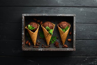 Kutuda çikolatalı dondurma var. Üst te. Metniniz için boş alan.