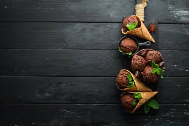 Çikolatalı dondurma. Ahşap arka planda dondurma yapmak. Üst te. Metniniz için boş alan.