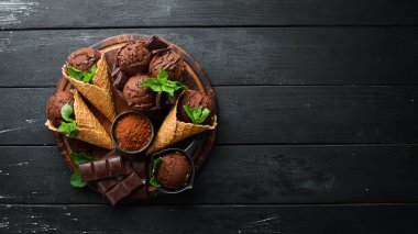 Çikolatalı dondurma. Ahşap arka planda dondurma yapmak. Üst te. Metniniz için boş alan.