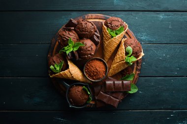 Çikolatalı dondurma. Ahşap arka planda dondurma yapmak. Üst te. Metniniz için boş alan.