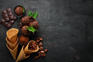 Çikolatalı dondurma. Ahşap arka planda dondurma yapmak. Üst te. Metniniz için boş alan.