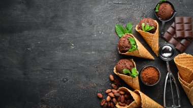 Çikolatalı dondurma. Ahşap arka planda dondurma yapmak. Üst te. Metniniz için boş alan.