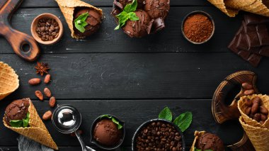 Çikolatalı dondurma. Ahşap arka planda dondurma yapmak. Üst te. Metniniz için boş alan.