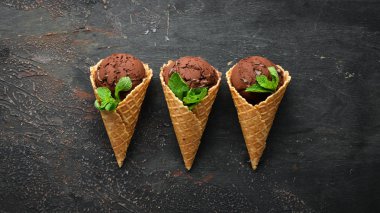 Waffle bardağında çikolatalı dondurma. Üst te. Metniniz için boş alan.